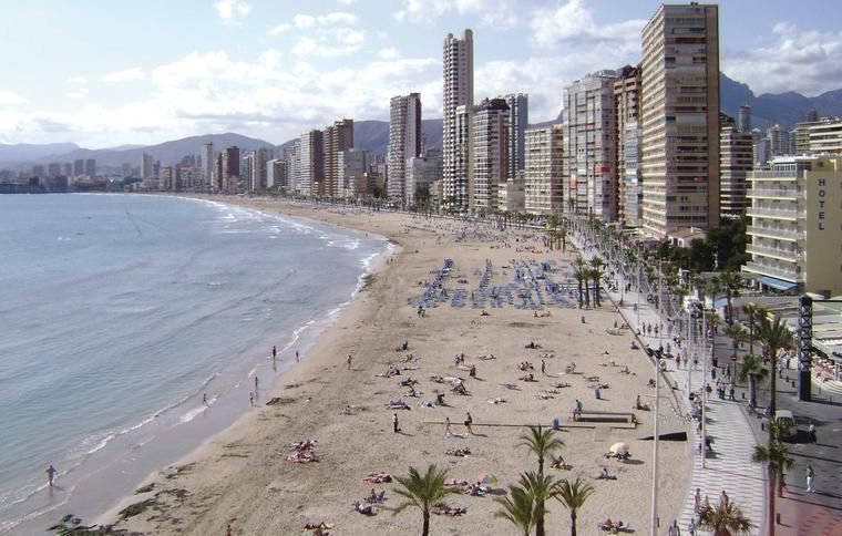 Strand och hav i Benidorm, Spanien