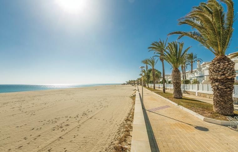 En strand i Miami Platja på Costa Dorada