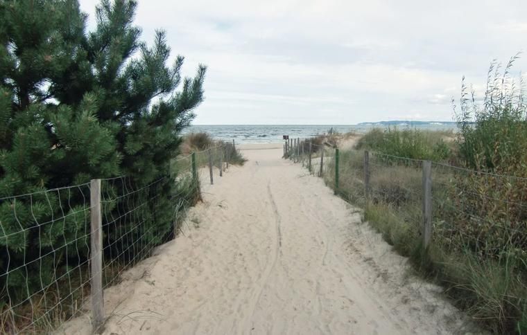 Strandpromenad ner till havet i Swinoujscie