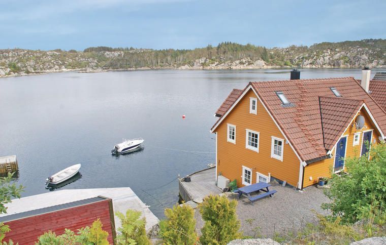 Stuga vid fjord i Bömlo, Hordaland