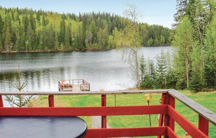 Utsikt över sjö från stuga i Västernorrland