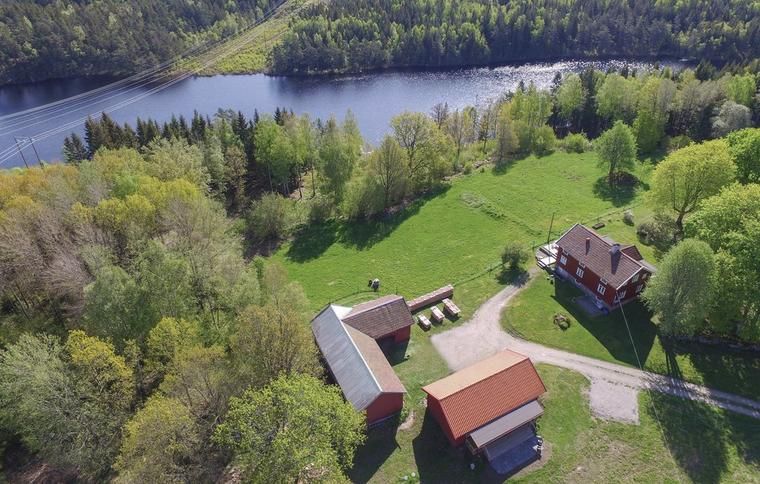 Stugor i Bollebygd nära sjö