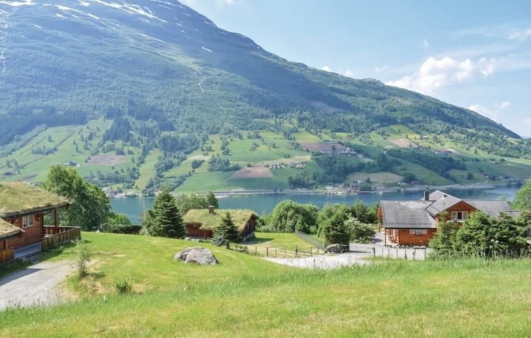 Stugor vid fjord i Olden, Norge