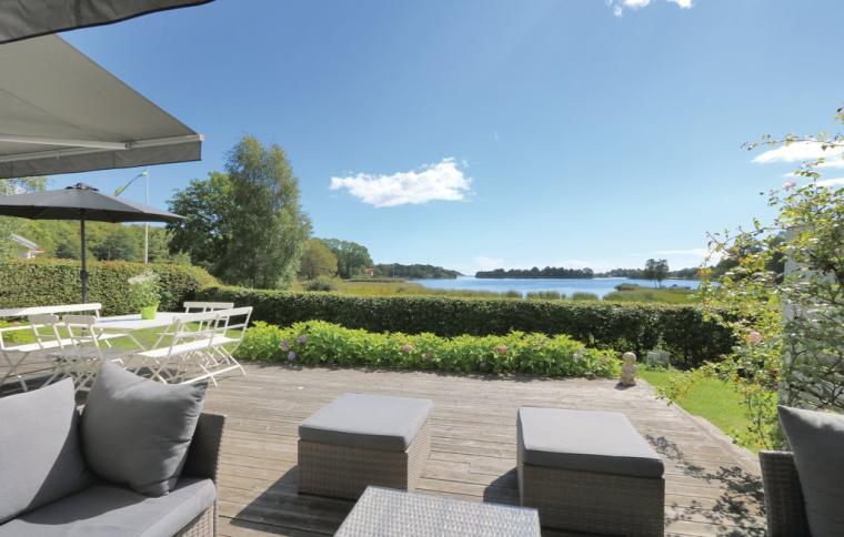 Vy över vatten från stuga i Trensum, Karlshamn
