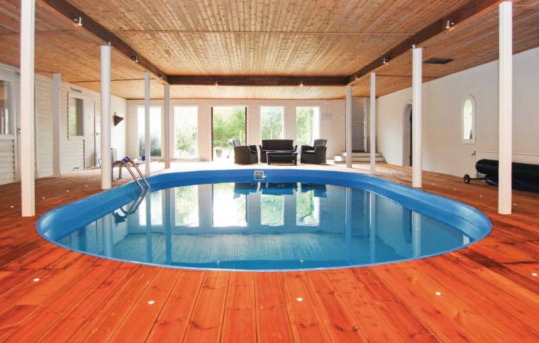 Stuga i Tomelilla med pool inomhus