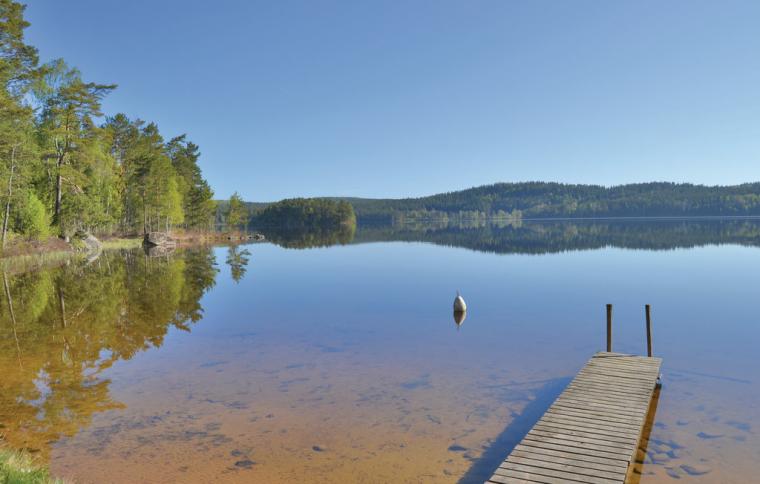 Bo nära sjö med en stuga i Eksjö