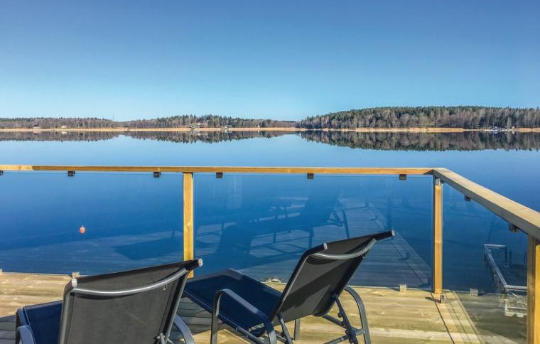 Utsikt över vatten från stuga i Norrtälje, Roslagen