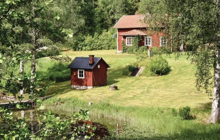 Röd stuga i Grums vid sjö