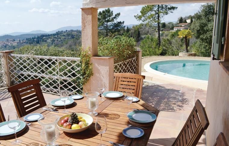 Utsikt från boende med pool i Montauroux, Provence