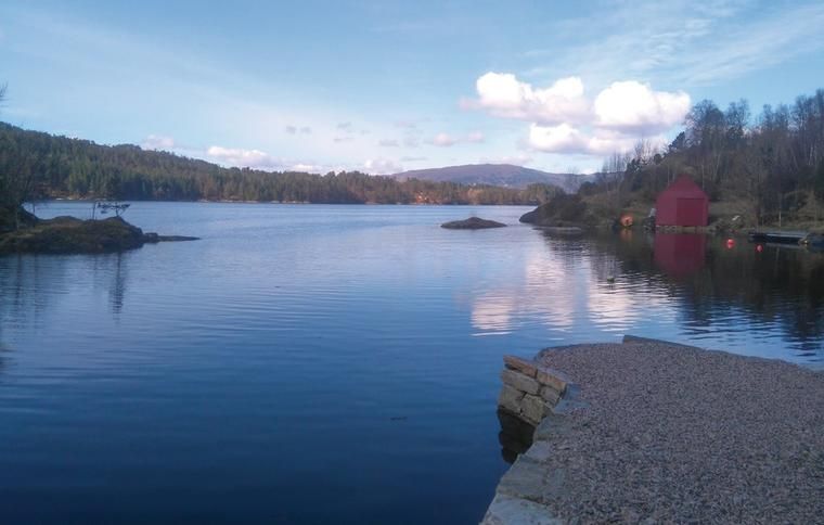 Utsikt över fjord på Osteröy i Norge