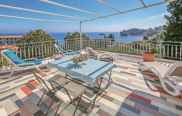Utsikt över havet från boende i Taormina