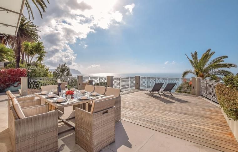 Utsikt mot havet från semesterhus i Genua, Italien