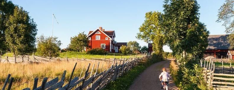 Ett klassiskt torp med vita knutar står för svensk sommaridyll!