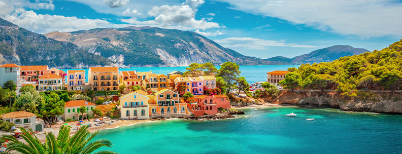 Njut av en magisk solsemester i den lilla staden Assos på Kefalinia, Grekland
